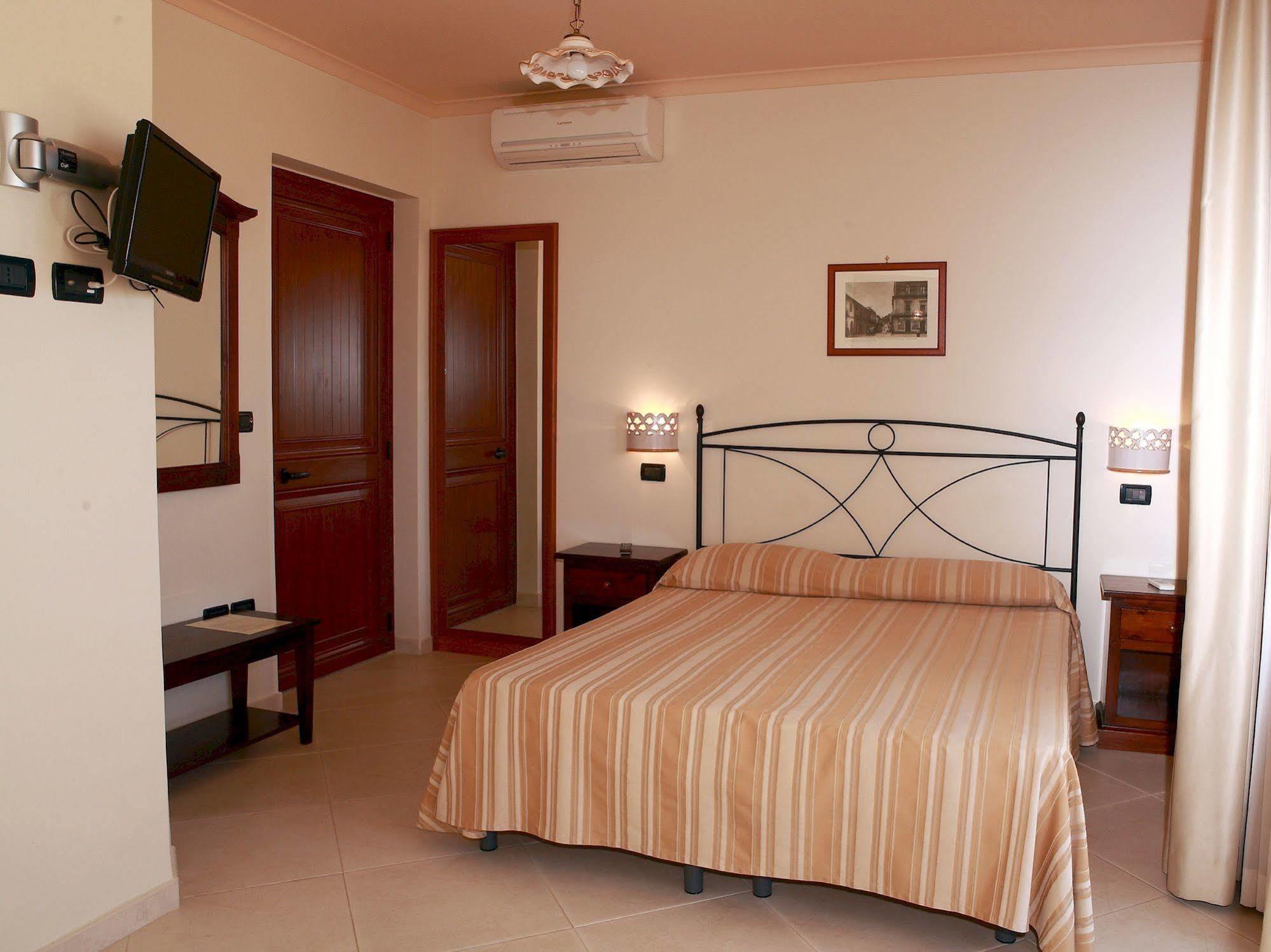 Villa Cristina Giardini Naxos Exteriör bild