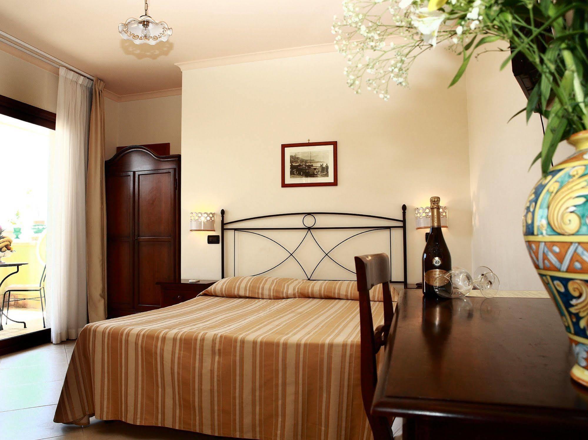 Villa Cristina Giardini Naxos Exteriör bild
