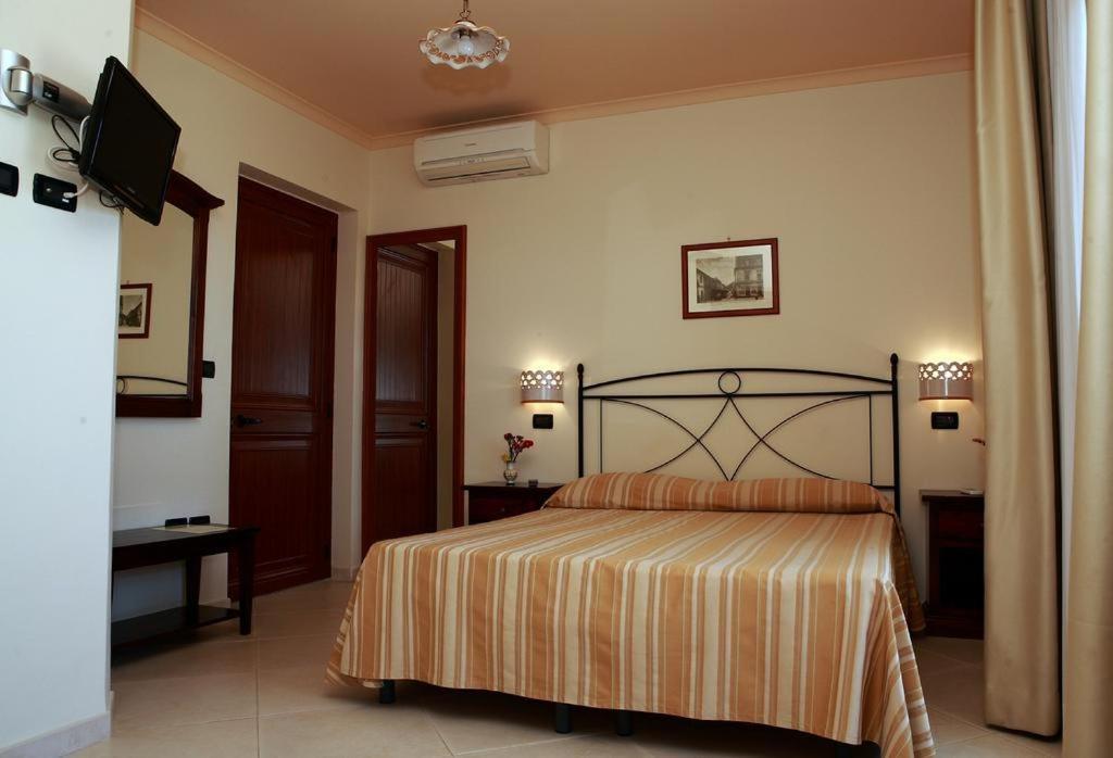 Villa Cristina Giardini Naxos Exteriör bild